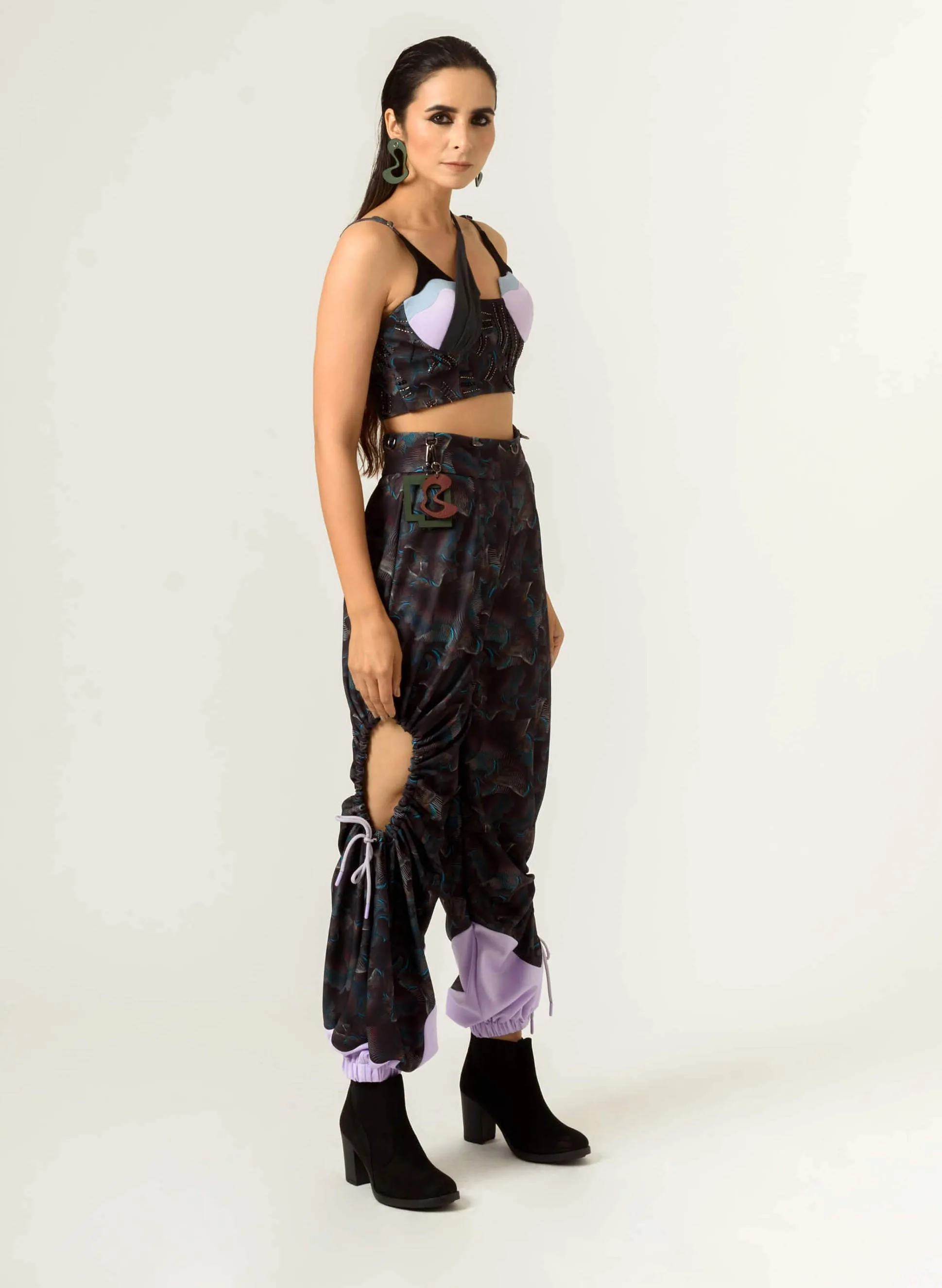Black agitation trousers