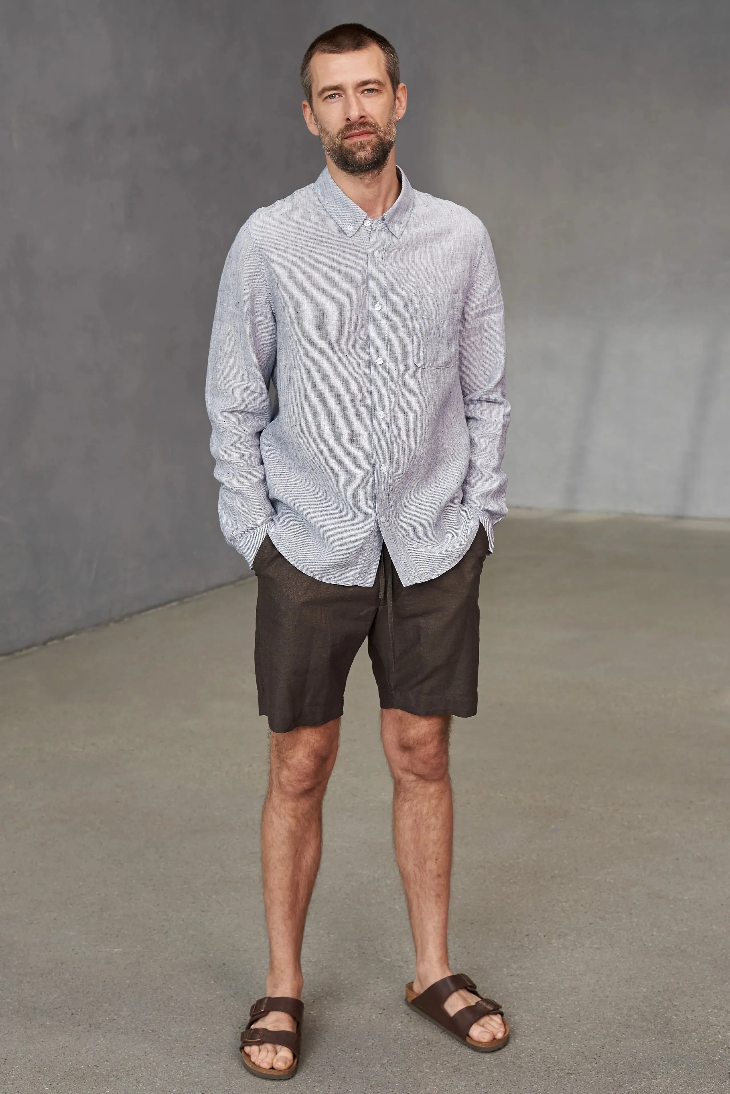 jim shorts in linen coffee