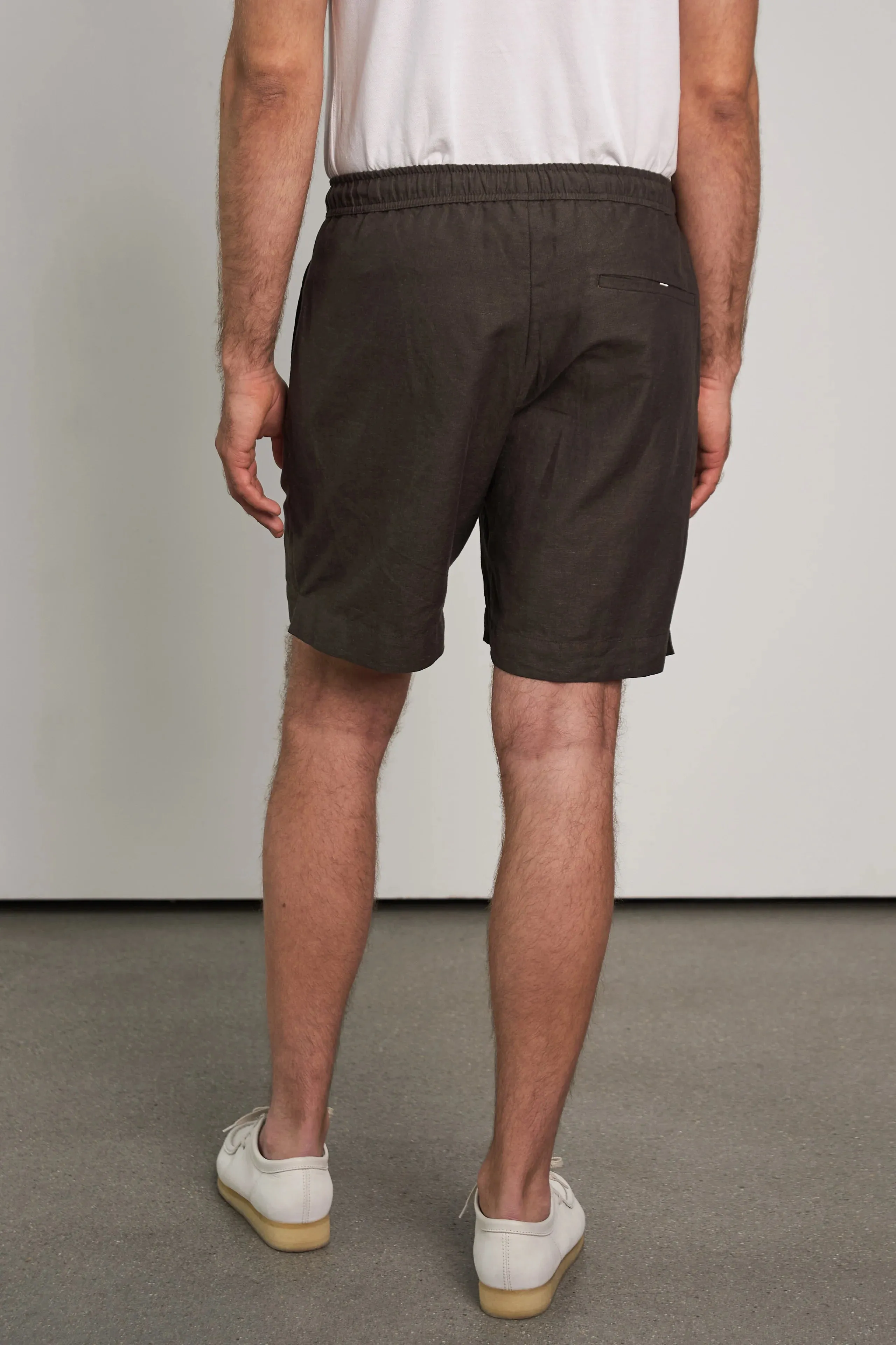 jim shorts in linen coffee