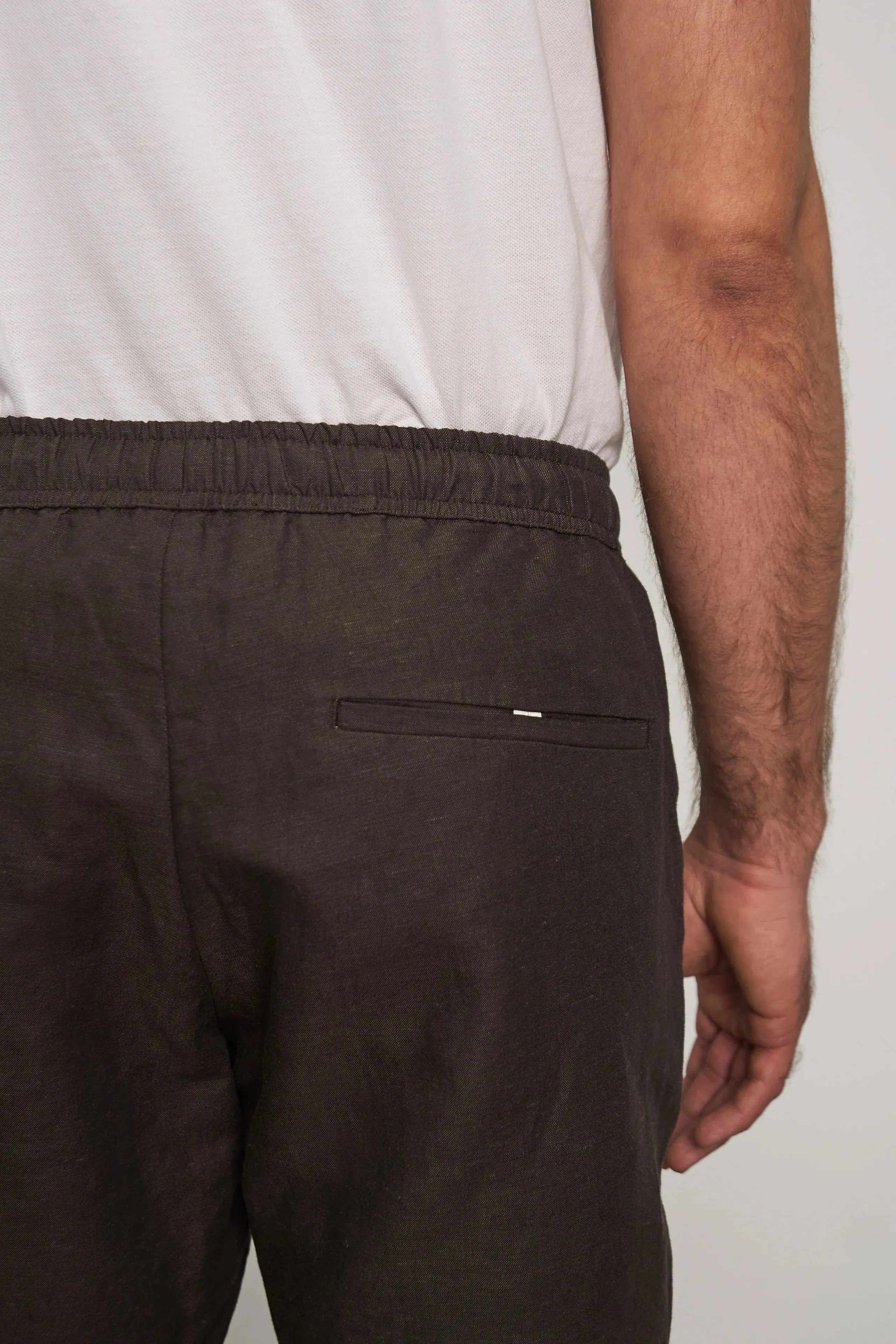 jim shorts in linen coffee