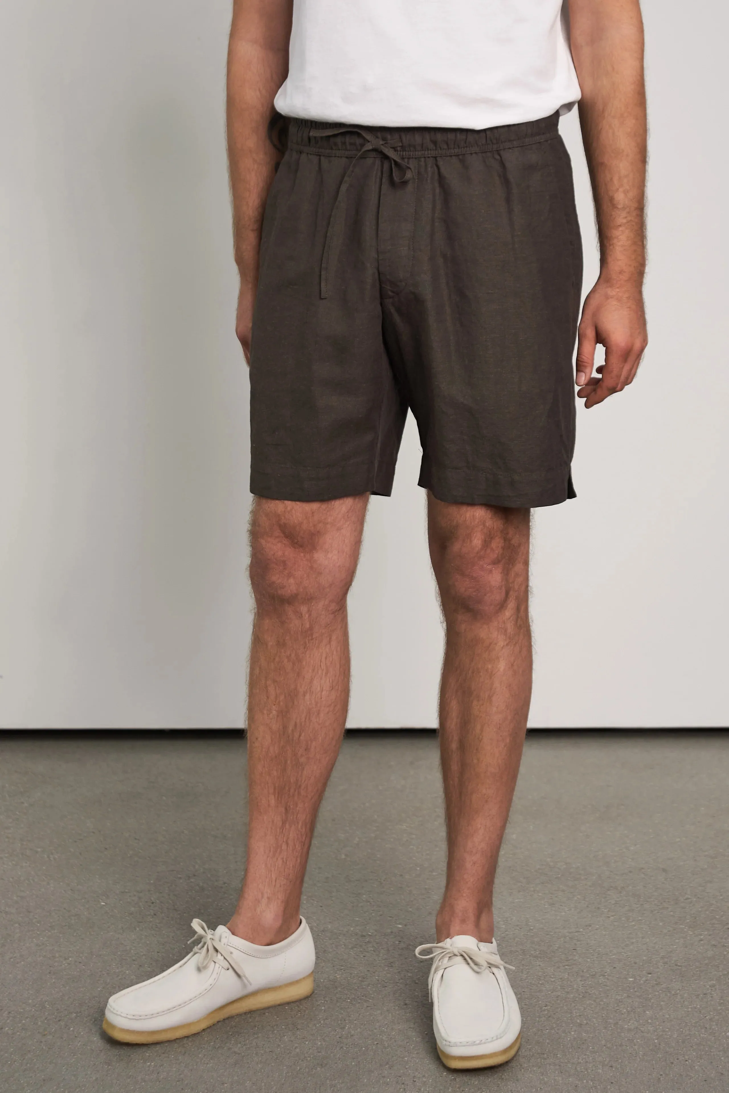 jim shorts in linen coffee