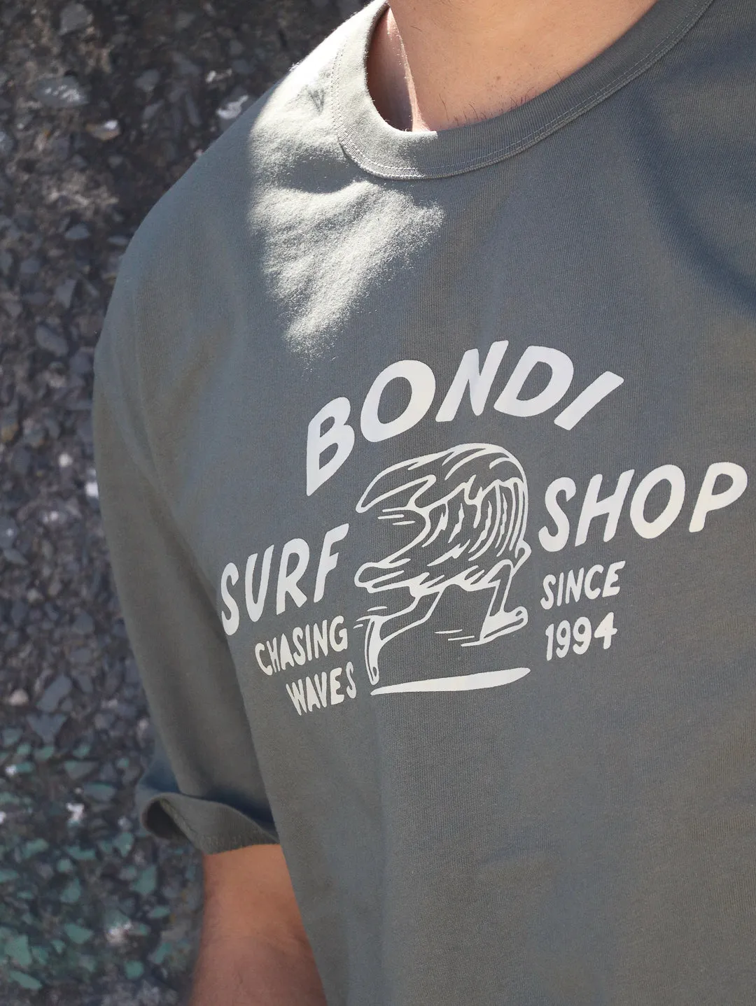 Men's Chasing Waves Relaxed Fit Tee (Khaki)
