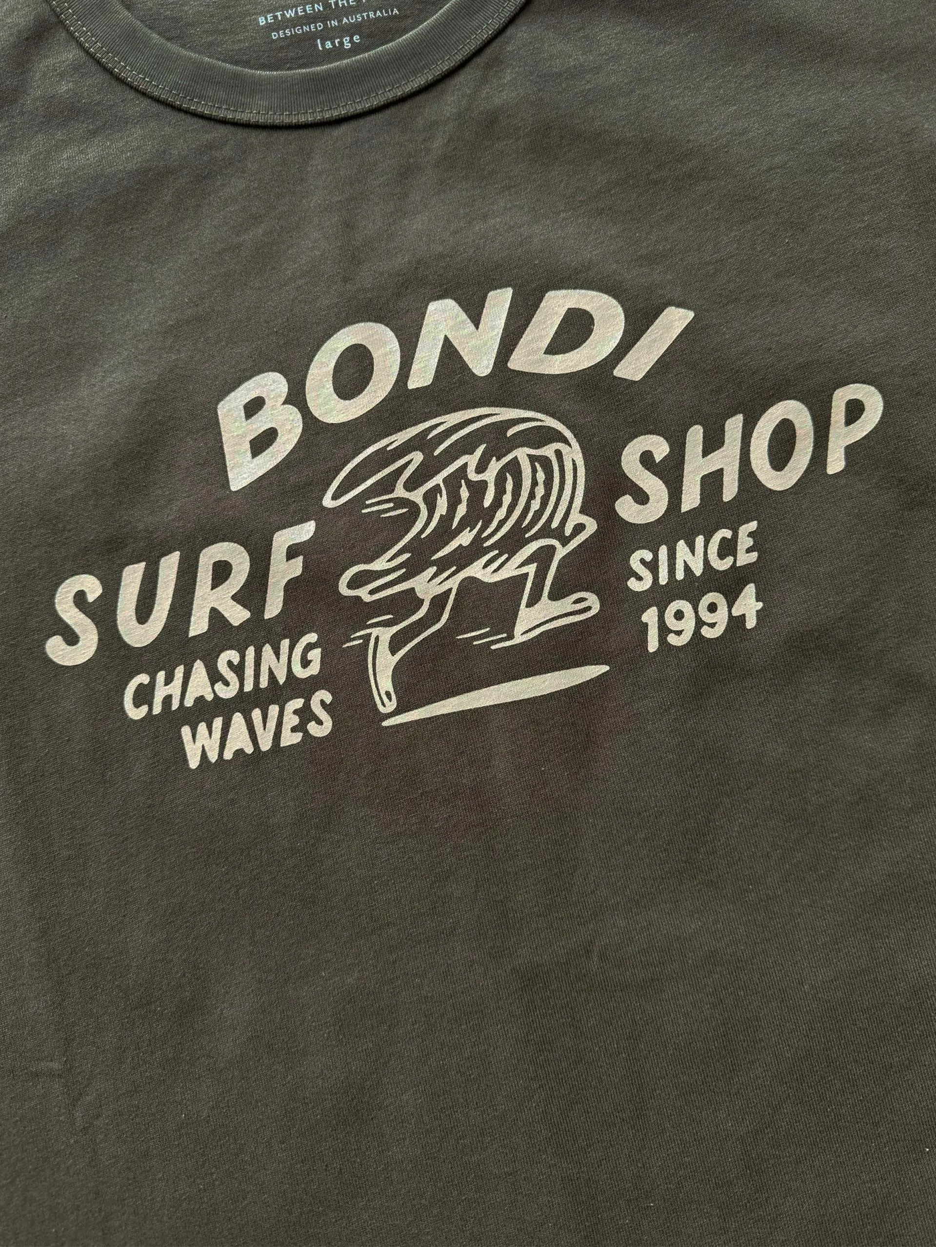 Men's Chasing Waves Relaxed Fit Tee (Khaki)