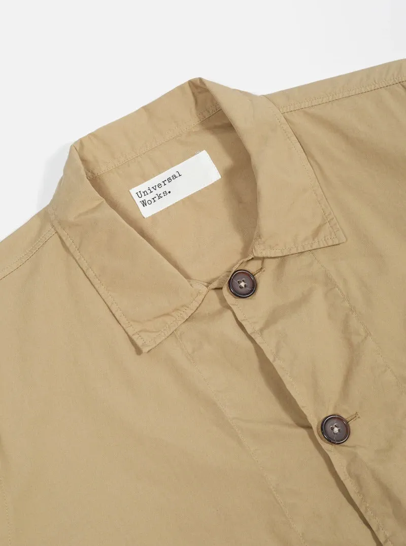 【Universal Works】Bakers Overshirt In Sand Organic Fine Poplin／成衣染 沙色 烘焙師襯衫外套
