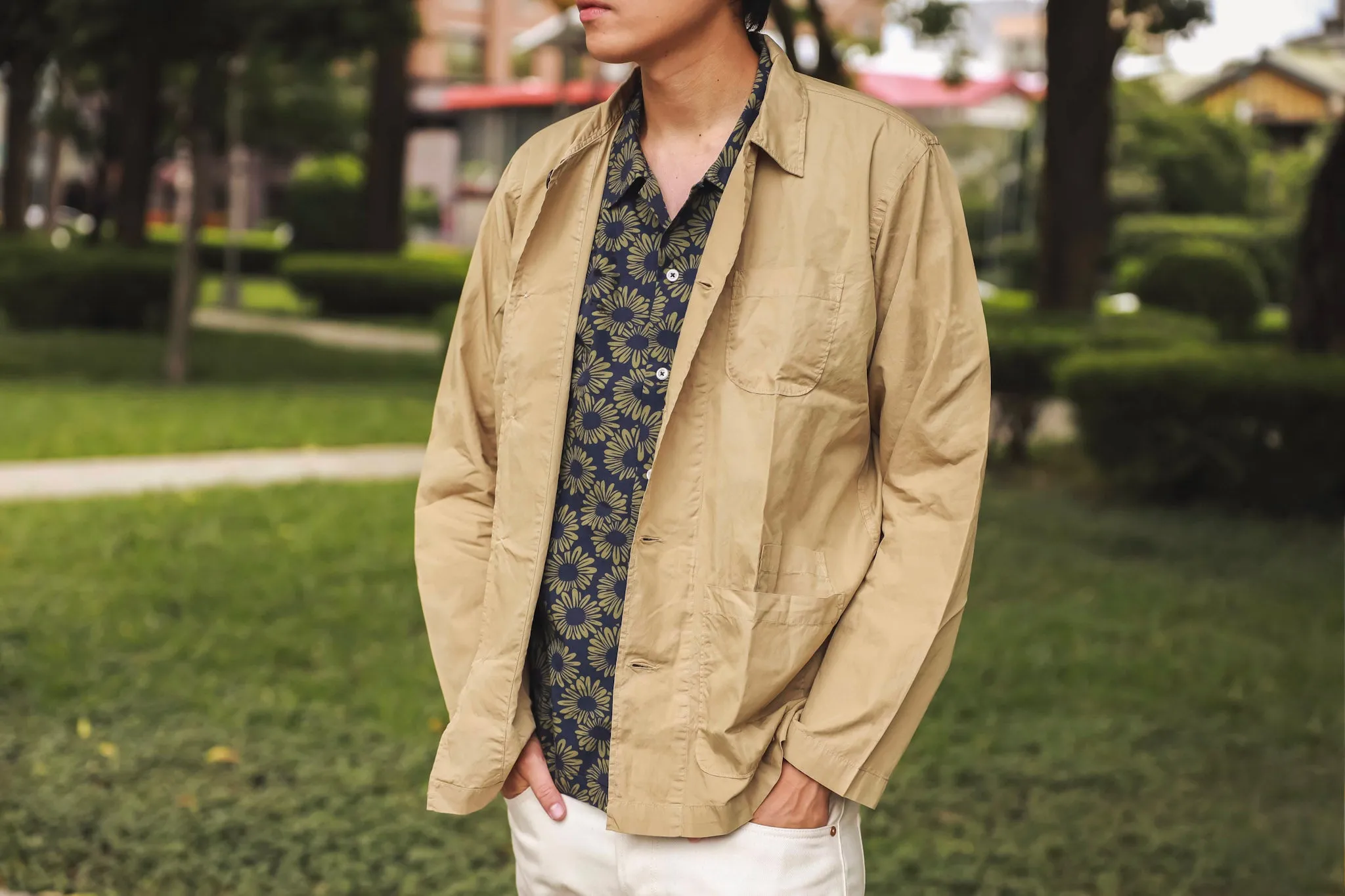 【Universal Works】Bakers Overshirt In Sand Organic Fine Poplin／成衣染 沙色 烘焙師襯衫外套