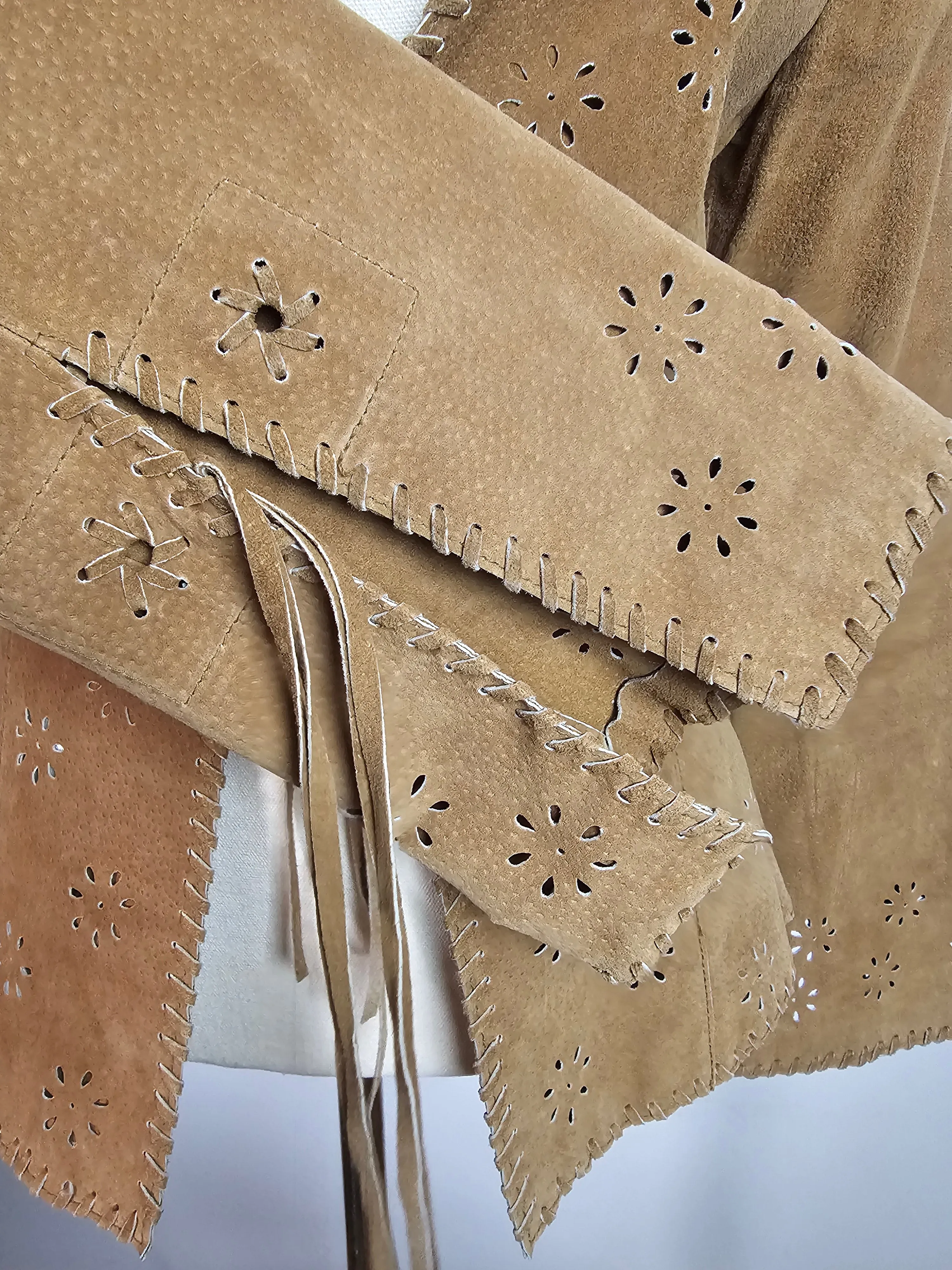 Vintage Suede Boho Cowgirl Jacket – Floral Cutout & Whipstitch Detail X small